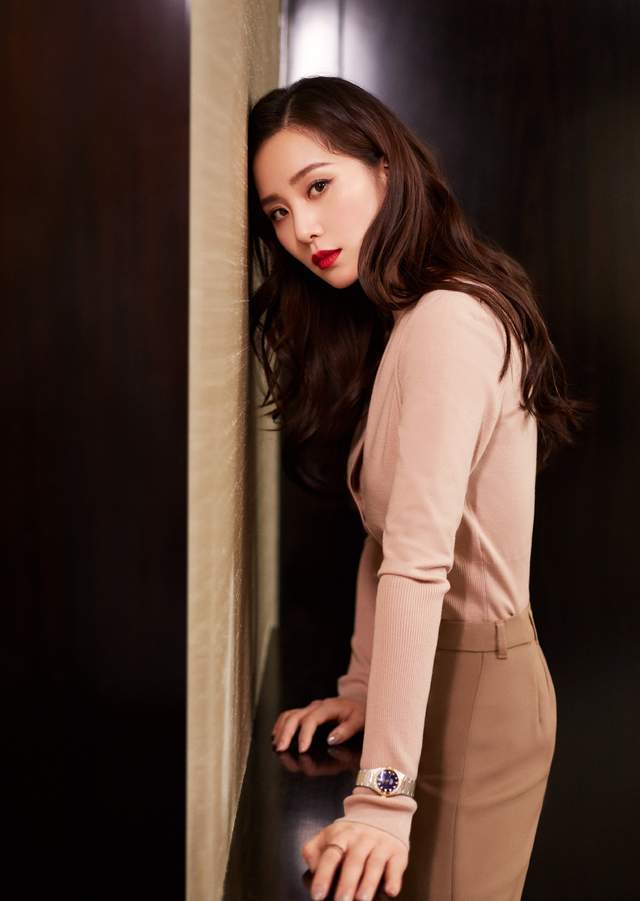  倪妮时尚搭配风格潮流帅气,刘诗诗演绎极简装扮,温婉动人