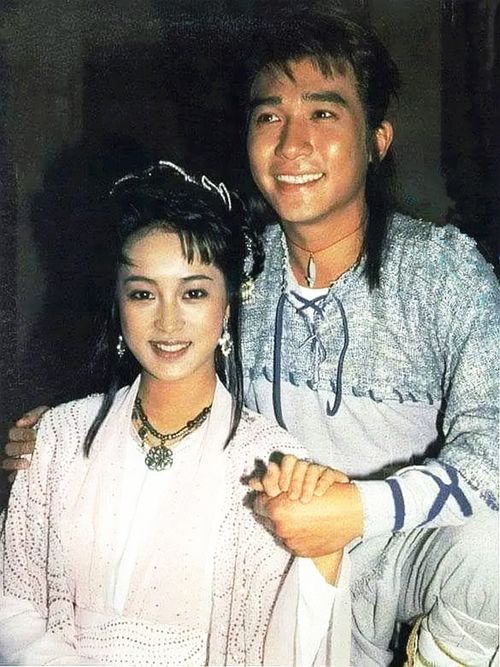  53岁黎美娴近照,素颜出镜比剪刀手卖萌似少女,富商老公罕见出镜