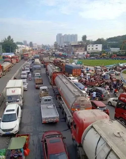  107312国道货车滞留信阳市交警支队全员上岗浴血奋战保畅通