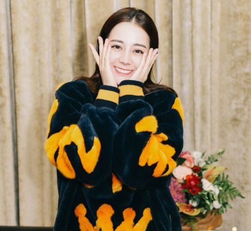  迪丽热巴摆剪刀手玩自拍引围观,有谁注意到她的衣服
