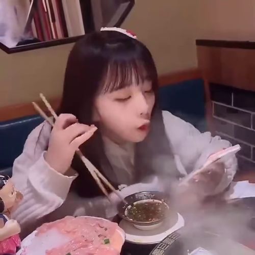  爆笑哈哈哥哥为展示自己有多幸福,让妹妹帮忙涮火锅给他吃