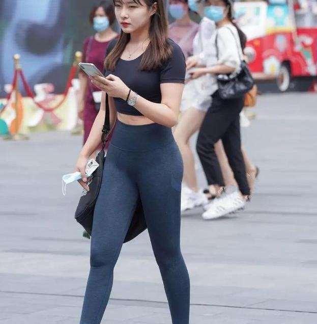  吊带瑜伽裤比较优雅,不乏时髦感,霸气十足