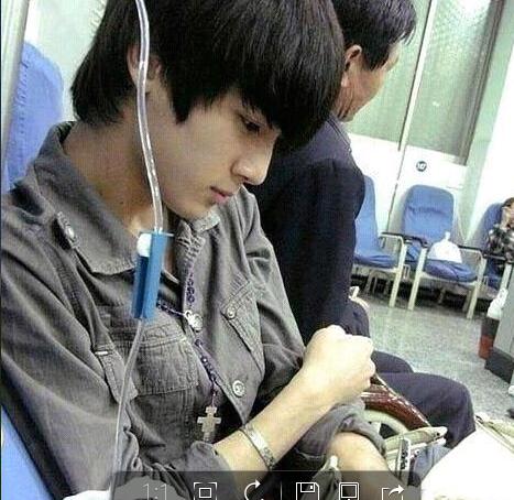  帮我看看这个人是不是男gay可能性多大