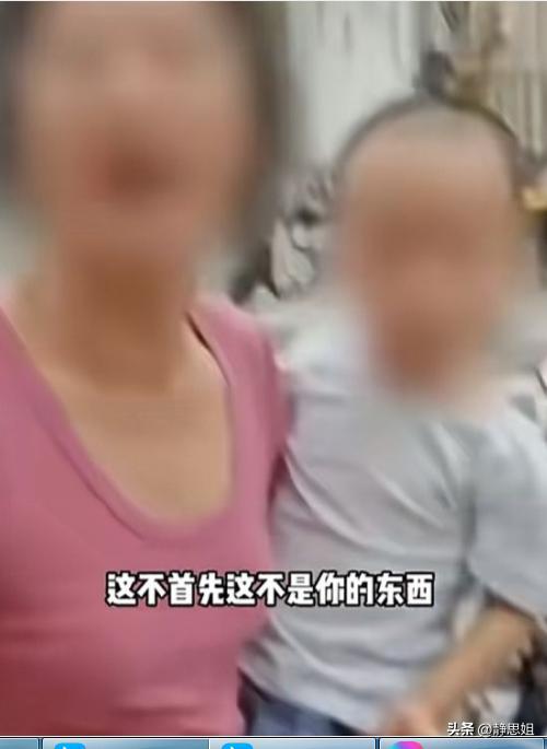  孩子扒拉西瓜,瓜摊老板制止,妈妈原地撒泼险些酿成大祸