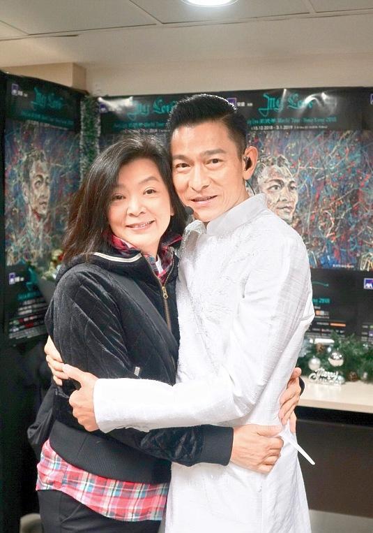  刘德华为粉丝如此疯狂,最感动的就是演唱会高台上这一跳