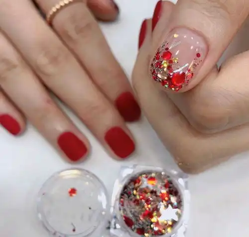  仙气女神范的红色亮片美甲,给你的红指甲加点仙气吧