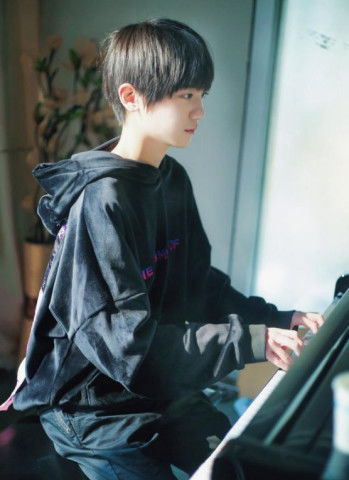  tf家族李天泽14岁生日,安静弹着钢琴的优雅小王子,你值得拥有