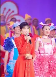  为祖国庆生越红越好看,这些女星不仅会穿,还搭配的时尚又优雅