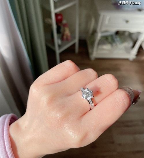  yy晓晓年初一爆惊喜,晒tiffany订婚钻戒,直言遇见c哥很幸运
