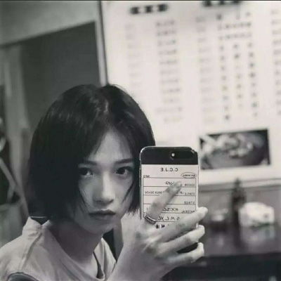  黑白头像女伤感侧脸暗黑系头像女高冷