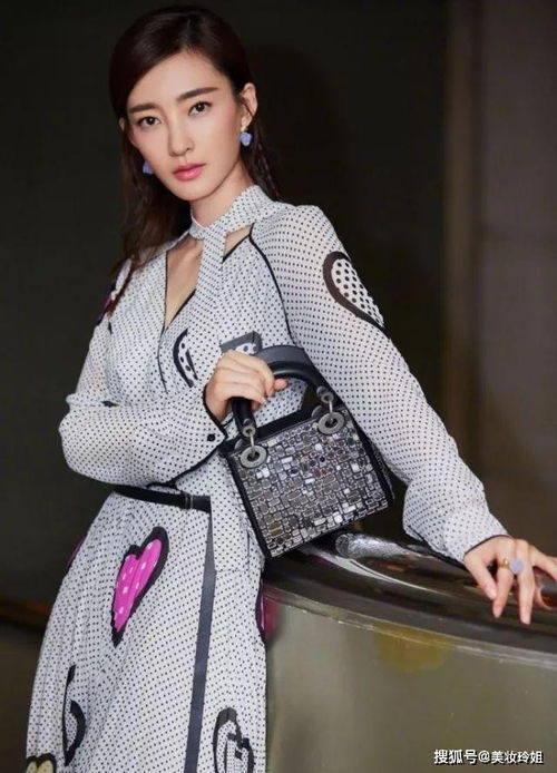  一不小心,被周韵的这件衣服催眠了
