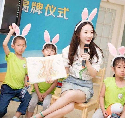 霍思燕和包文婧,同拍时尚大片,网友真辣妈和假辣妈一看便知
