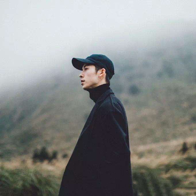  许光汉拍复古大片,金框眼镜配西服,禁欲时尚魅力难挡