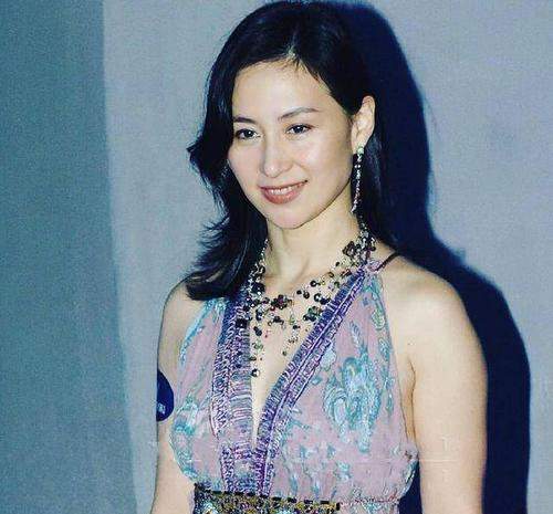  赌王去世一年终下葬四房中有人二胎有人出轨,还有姐妹争产大戏