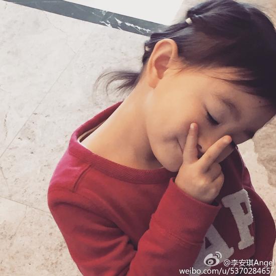  李小鹏女儿比剪刀手卖萌闭眼微笑恬静可爱图