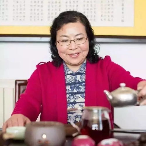 这位美女老板最大的爱好是给员工泡茶,不喝不行