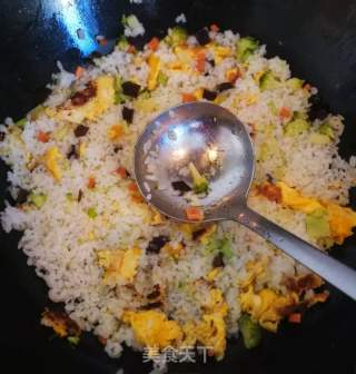  菠萝船蛋炒饭的做法鸡蛋美食菠萝船蛋炒饭菠萝船蛋炒饭怎么做家yao的菜谱