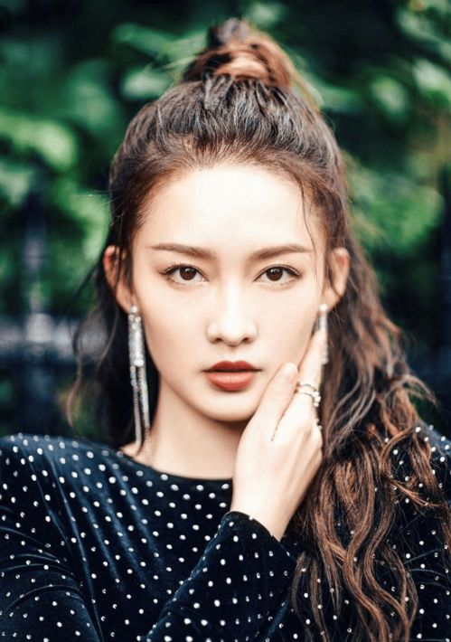  李沁马尾辫发型搭配黑色波点紧身裙,屋前的写真美照