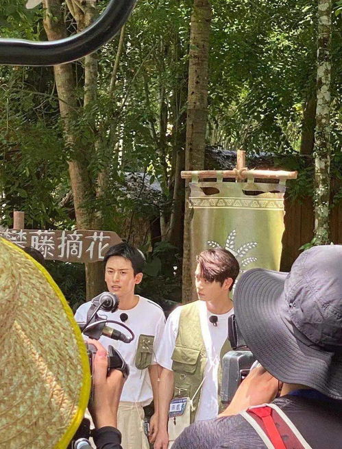  张哲瀚许凯同框上热搜,两位帅哥录制综艺,收视率稳了
