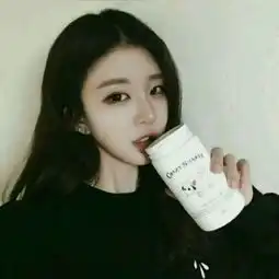  头像女生手拿咖啡