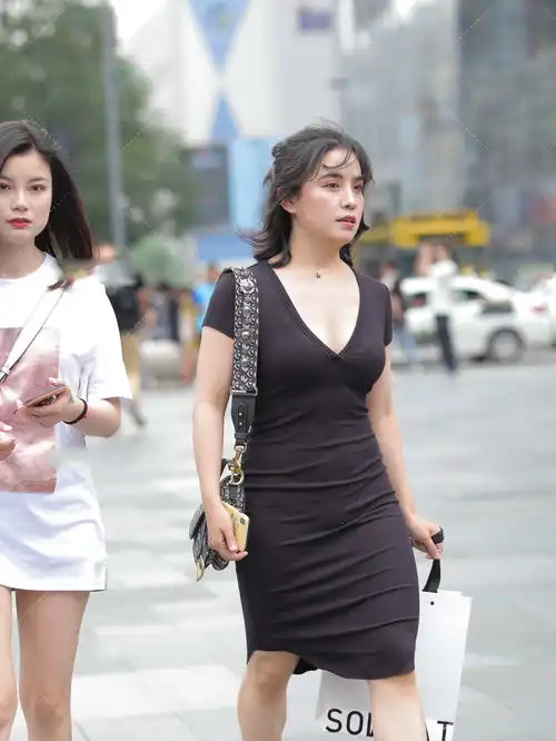  领口设计的小心机,能改变一件普通的黑色连衣裙的外形和风格