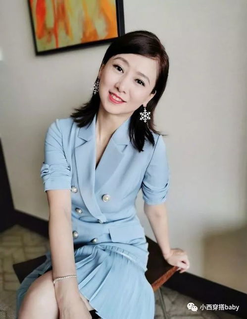  翁虹虽然50岁了,却还长着一张小姑娘的脸,蓝色套装太显嫩