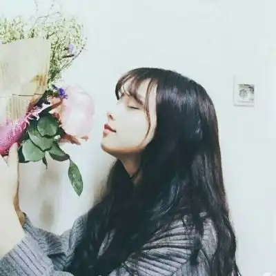  捧花情侣头像手里拿花的女生头像高清系列