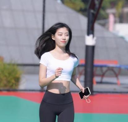  大学生网恋奔现图走红,双方均是照骗,网友安慰还好性别对上了