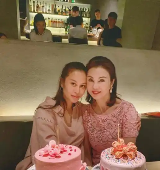  林心儿继续庆生,西瓜红连衣裙甜美不失淑女,曾惊艳巴黎名媛舞会