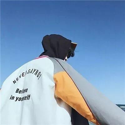 有哪些男士的背影图片可以当头像的黑色的,冷酷的那种 有哪些男士的背影图片可以当头像的黑色的,冷酷的那种