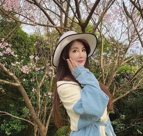 52岁杨丽菁近照曝光细腰长腿,90后佛系女都弱爆了 52岁杨丽菁近照曝光细腰长腿,90后佛系女都弱爆了