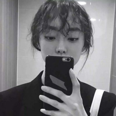  黑白头像女伤感侧脸暗黑系头像女高冷
