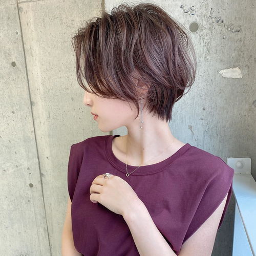  今年流行四好层次短发,立体蓬松很精致,适合大多数女性