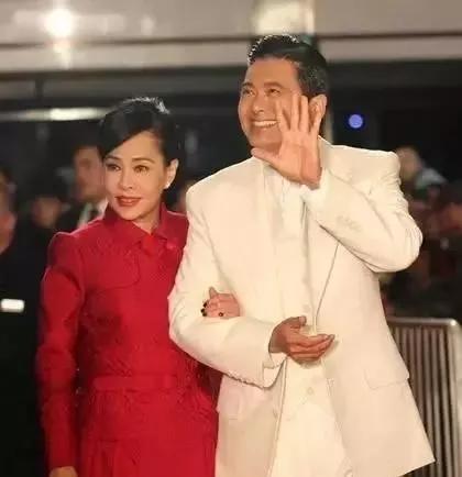  温碧霞曾回忆说自己当年与陈玉莲同住一条街,经常会看到周润发