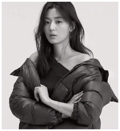  韩国气质美女明星全智贤黑白时尚写真美图