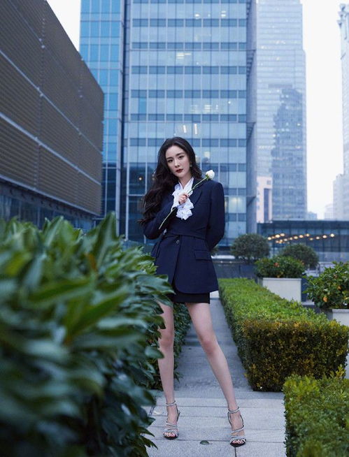  杨幂又换风格,穿黑色西装下搭丝袜出席活动,从少女成御姐