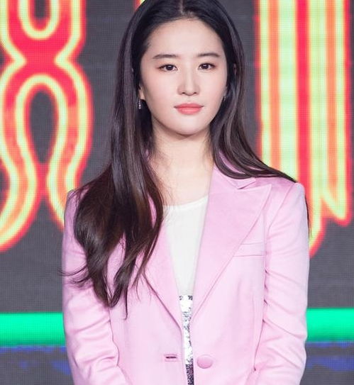  李宇春撞上刘亦菲,同穿粉色西装,网友大赞春春又攻又少女