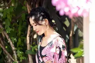  谢娜印花裙搭配丸子头俏皮灵动,阳光下灿烂,鲜花下浪漫,好美