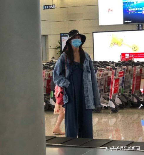  张鑫磊素颜现身宁波机场穿着随意难掩好身材