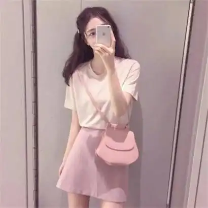  长发气质女神头像,带着笑或是很沉默手机控美女