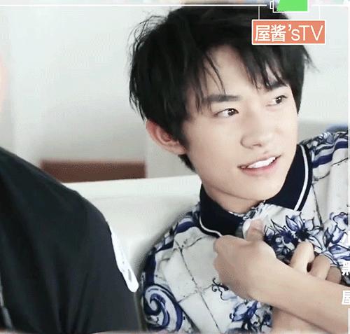  易烊千玺有哪些沙雕的事