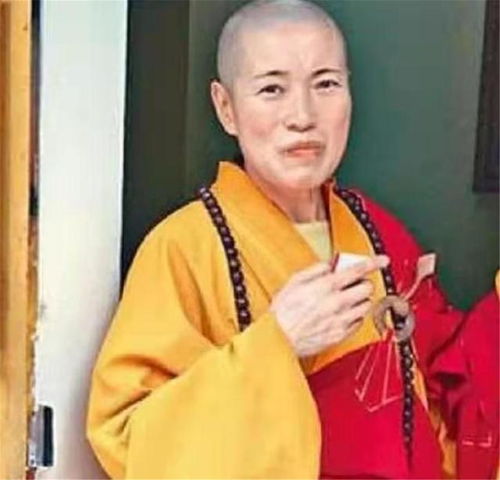  释智定借着出家之名疯狂敛财,白天虔诚礼佛,晚上在别墅醉生梦死