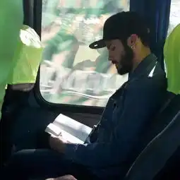  别人家的地铁满眼都是认真读书的型男帅哥