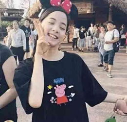  小猪佩奇t恤走红娱乐圈,baby秒变学生妹,孙怡的居然在手上