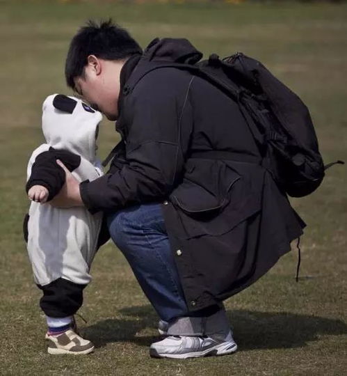 男生抱娃娃头像