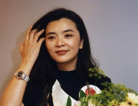  一生无儿女,被嘲讽35年,如今他们却成娱乐圈最恩爱的夫妻