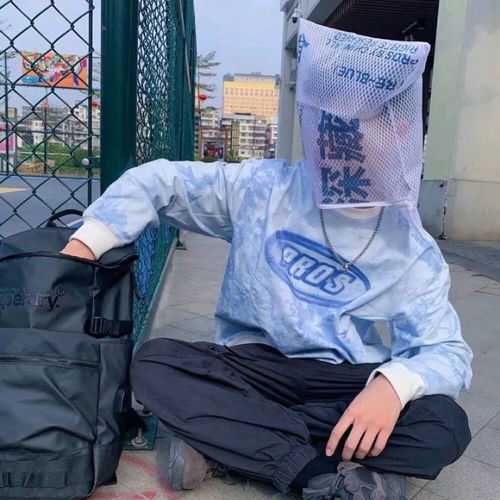  头像躲过人潮拥挤的街道一起玩夏日的泡泡