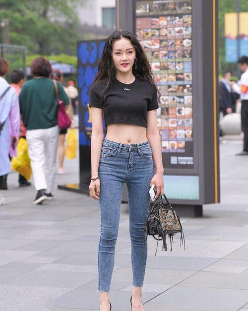  九分牛仔裤更显腿长,短款背心更显腰细,一定要搭配出好的身材