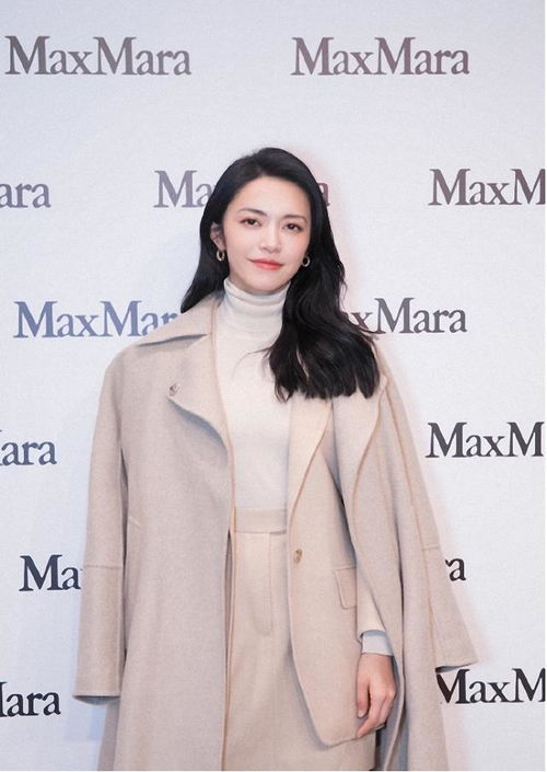  姚晨霸气走机场,穿卡其色风衣配马丁靴超帅气,戴金边眼镜显气质
