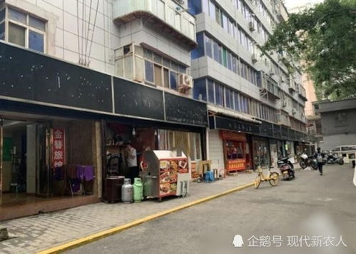  西安街边店铺换黑底白字招牌,老板斥似灵堂,认为十分不吉利